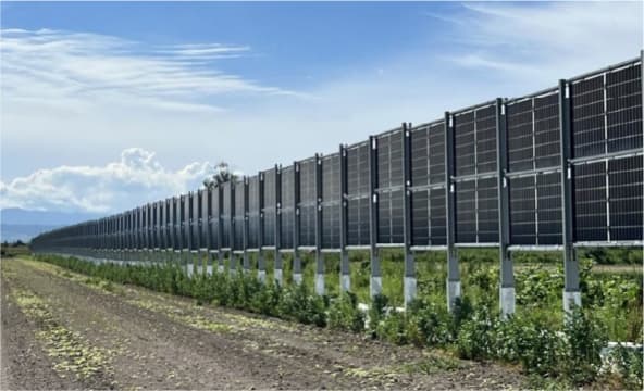 エア・ウォーターが共同開発した垂直ソーラー発電システムVERPA